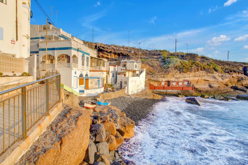La Casa del Capitán - coastal-village-rocky-bay